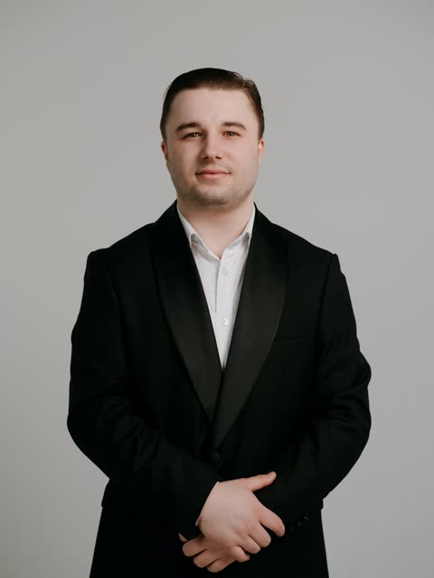 Энтони — преподаватель английского языка, носитель языка из Австралии